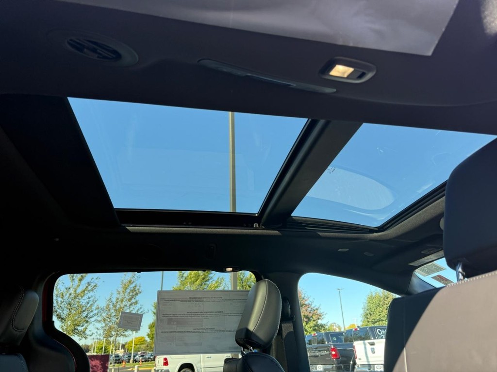 Chrysler Pacifica Vehicle Full-screen Gallery Image 13