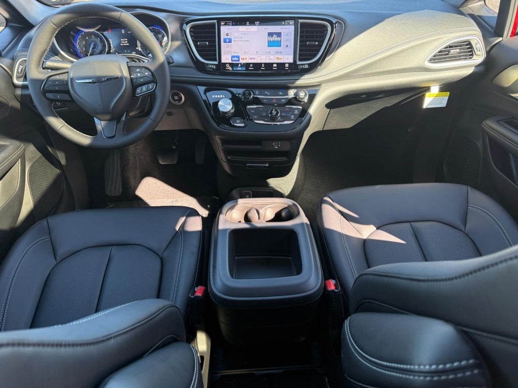 Chrysler Pacifica Vehicle Full-screen Gallery Image 14