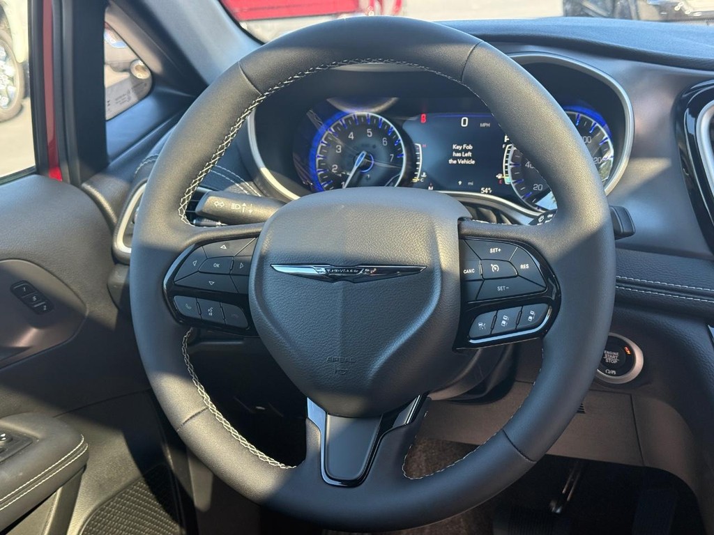 Chrysler Pacifica Vehicle Full-screen Gallery Image 15