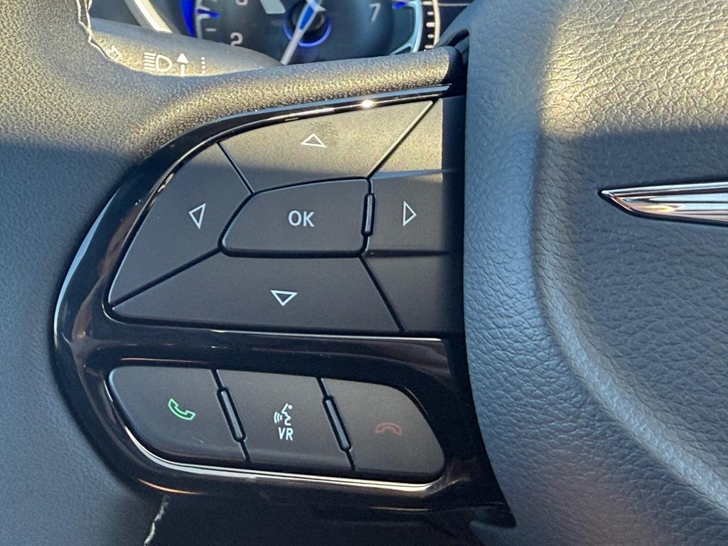 Chrysler Pacifica Vehicle Full-screen Gallery Image 16