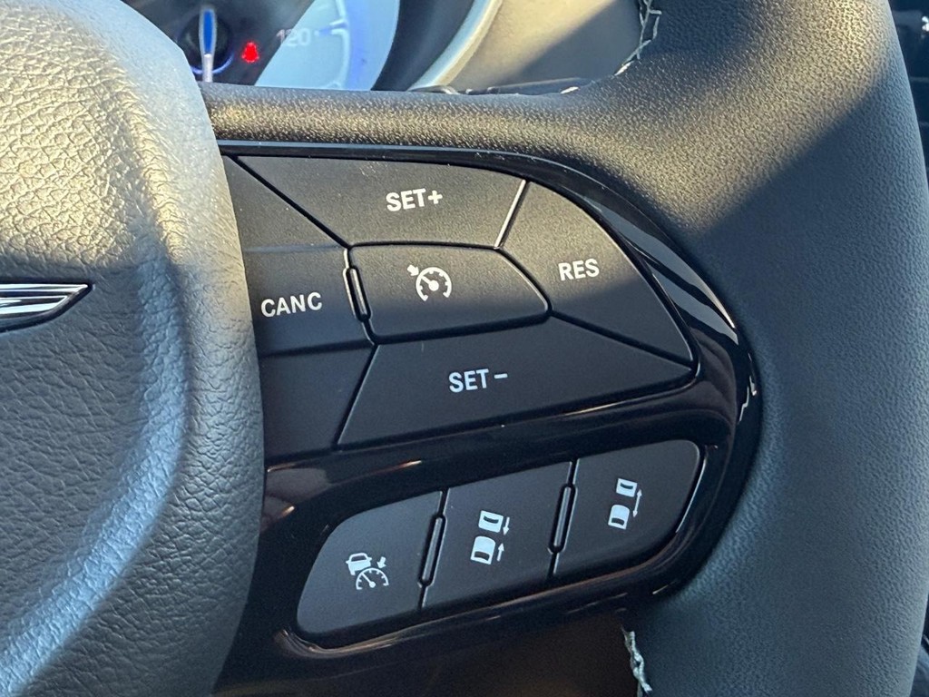 Chrysler Pacifica Vehicle Full-screen Gallery Image 17