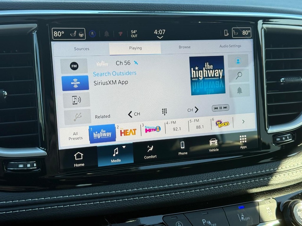 Chrysler Pacifica Vehicle Full-screen Gallery Image 19