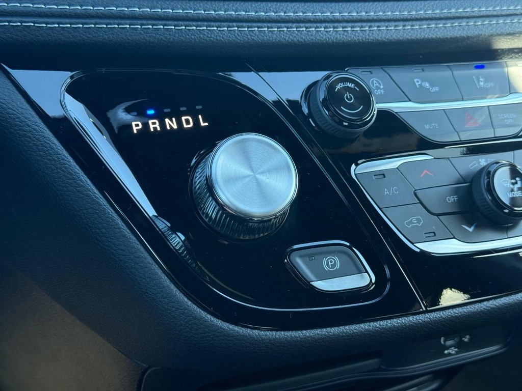 Chrysler Pacifica Vehicle Full-screen Gallery Image 22