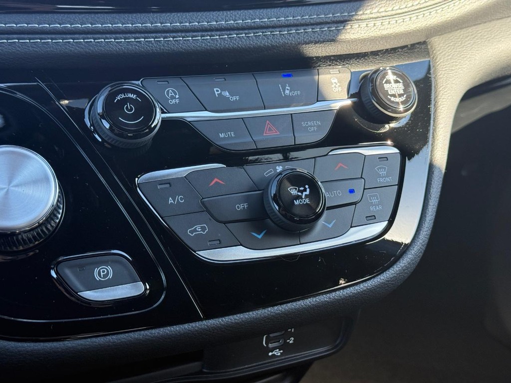 Chrysler Pacifica Vehicle Full-screen Gallery Image 23