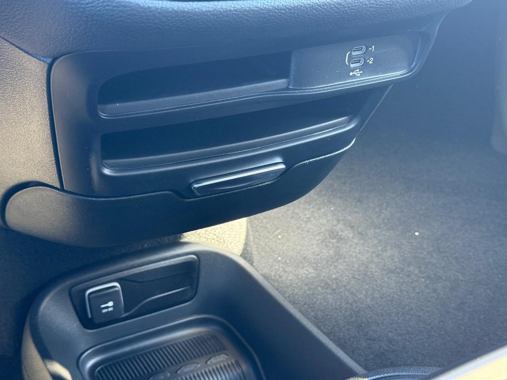 Chrysler Pacifica Vehicle Full-screen Gallery Image 24