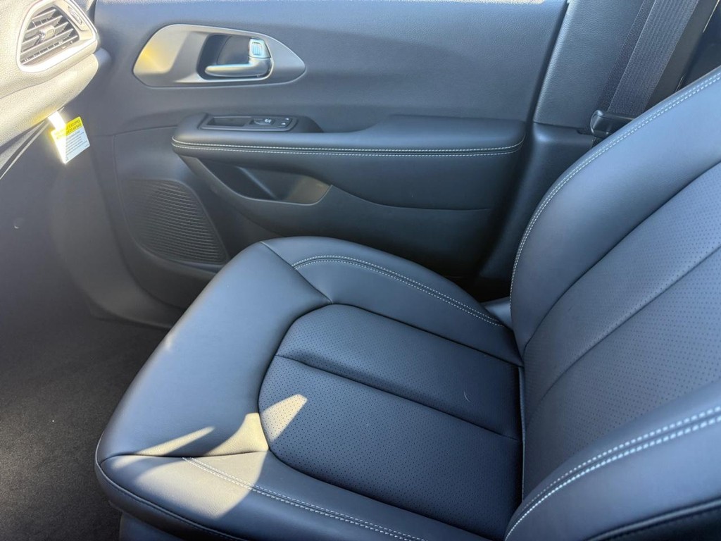 Chrysler Pacifica Vehicle Full-screen Gallery Image 25