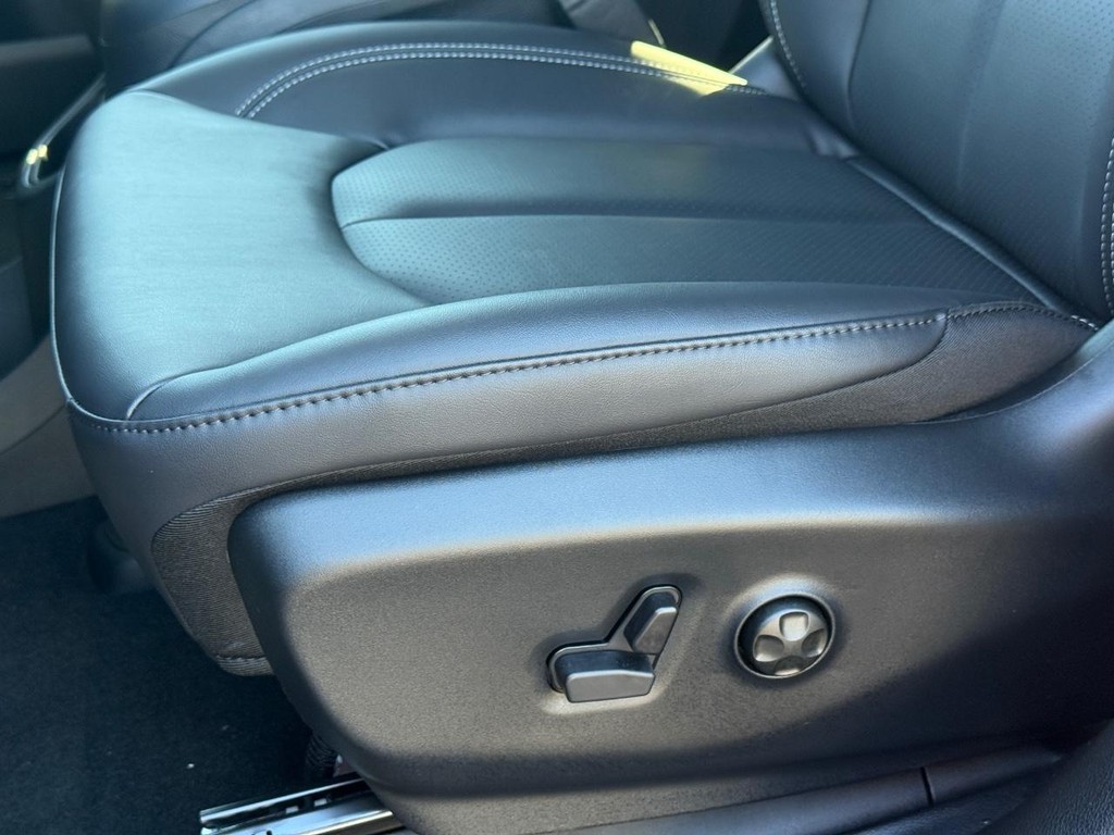 Chrysler Pacifica Vehicle Full-screen Gallery Image 30