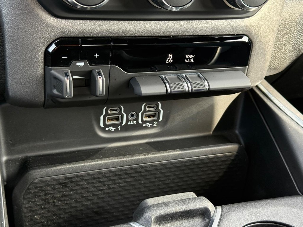 Ram 1500 Vehicle Full-screen Gallery Image 21