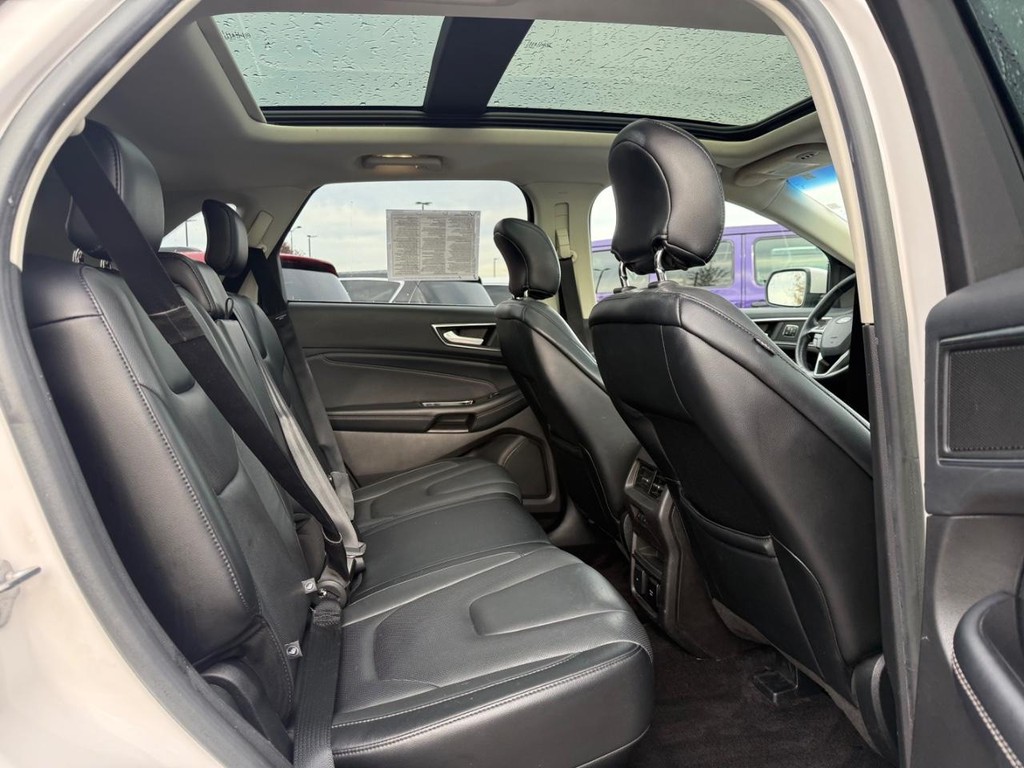 Ford Edge Vehicle Full-screen Gallery Image 11