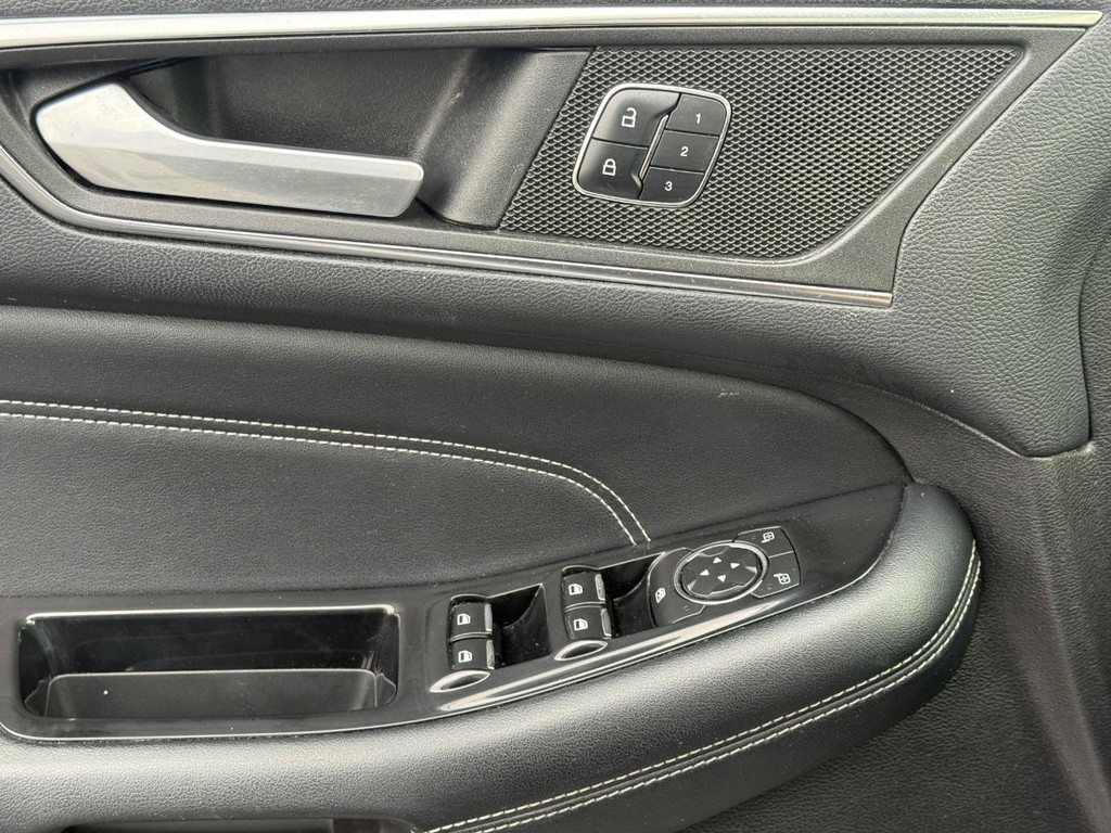 Ford Edge Vehicle Full-screen Gallery Image 26