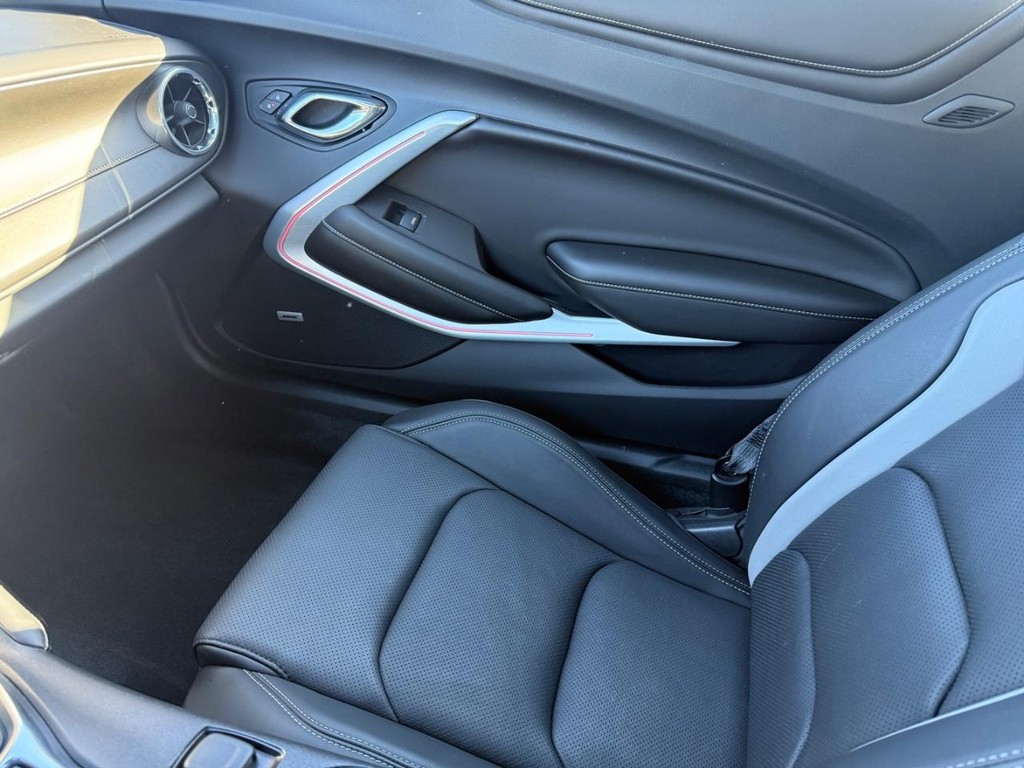 Chevrolet Camaro Vehicle Full-screen Gallery Image 22