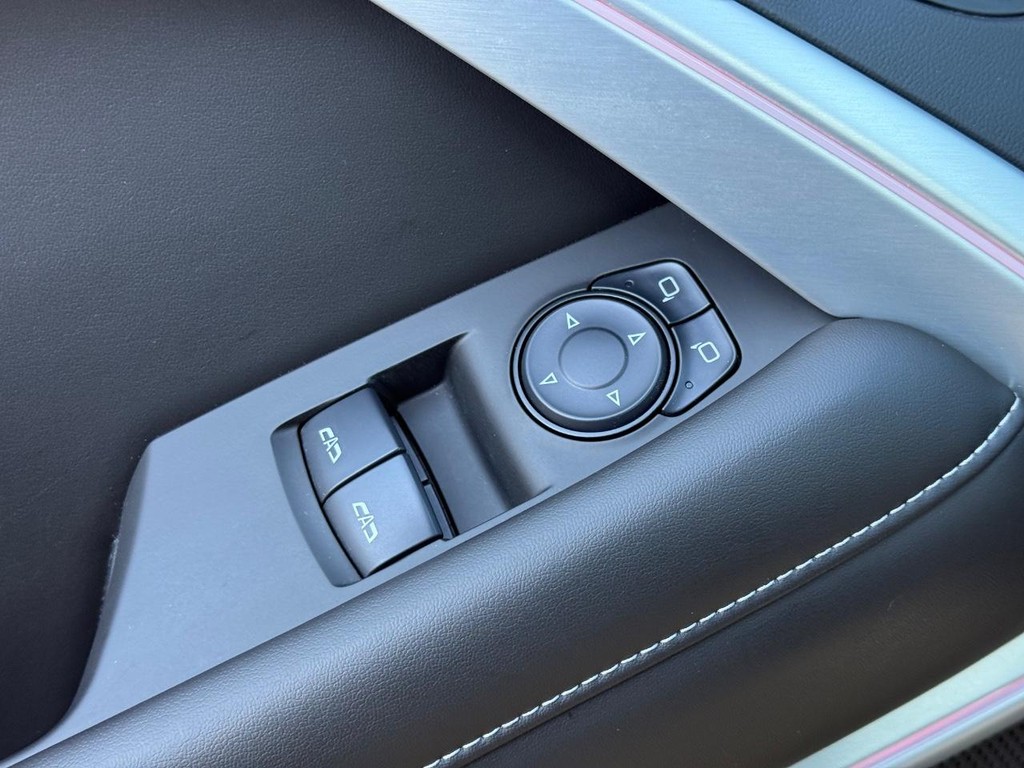 Chevrolet Camaro Vehicle Full-screen Gallery Image 25