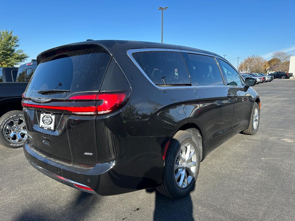 Chrysler Pacifica Vehicle Full-screen Gallery Image 03