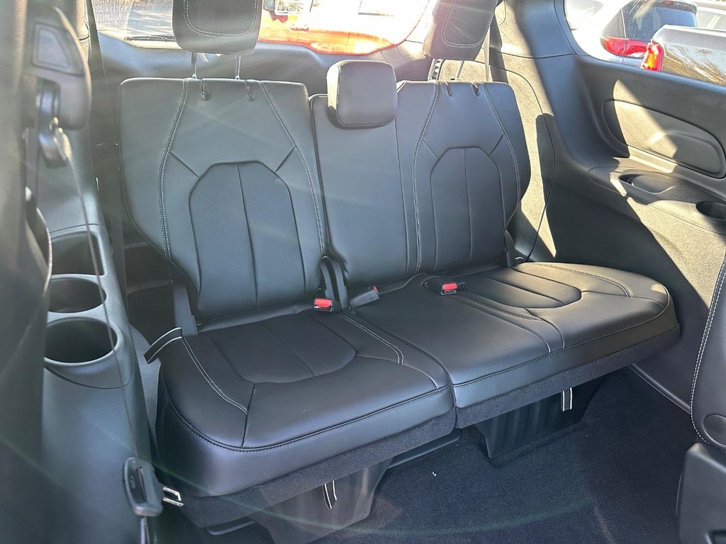 Chrysler Pacifica Vehicle Full-screen Gallery Image 04