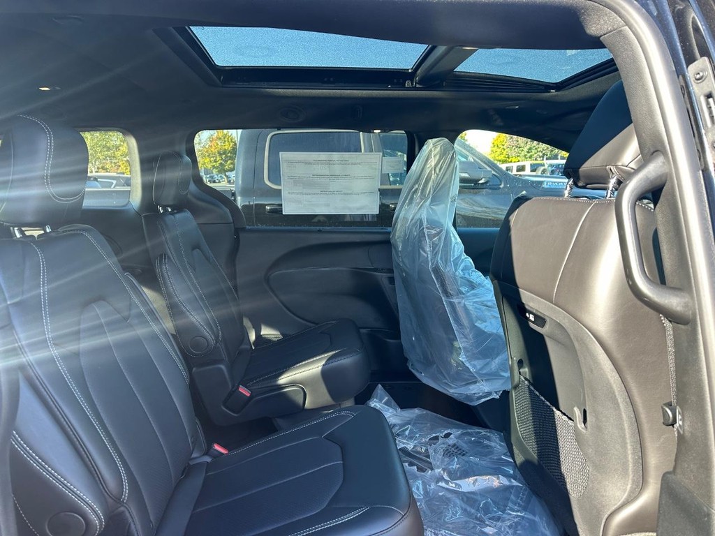 Chrysler Pacifica Vehicle Full-screen Gallery Image 05