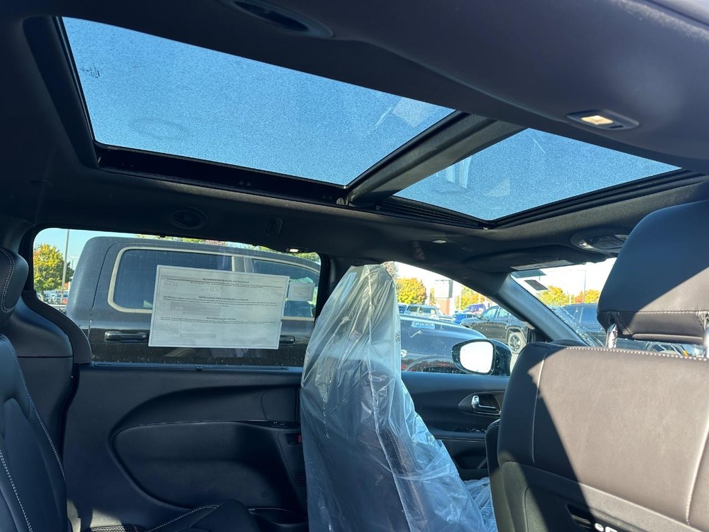 Chrysler Pacifica Vehicle Full-screen Gallery Image 06