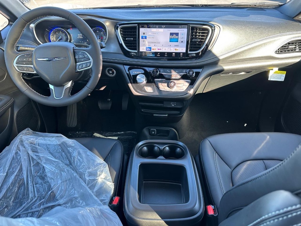 Chrysler Pacifica Vehicle Full-screen Gallery Image 07