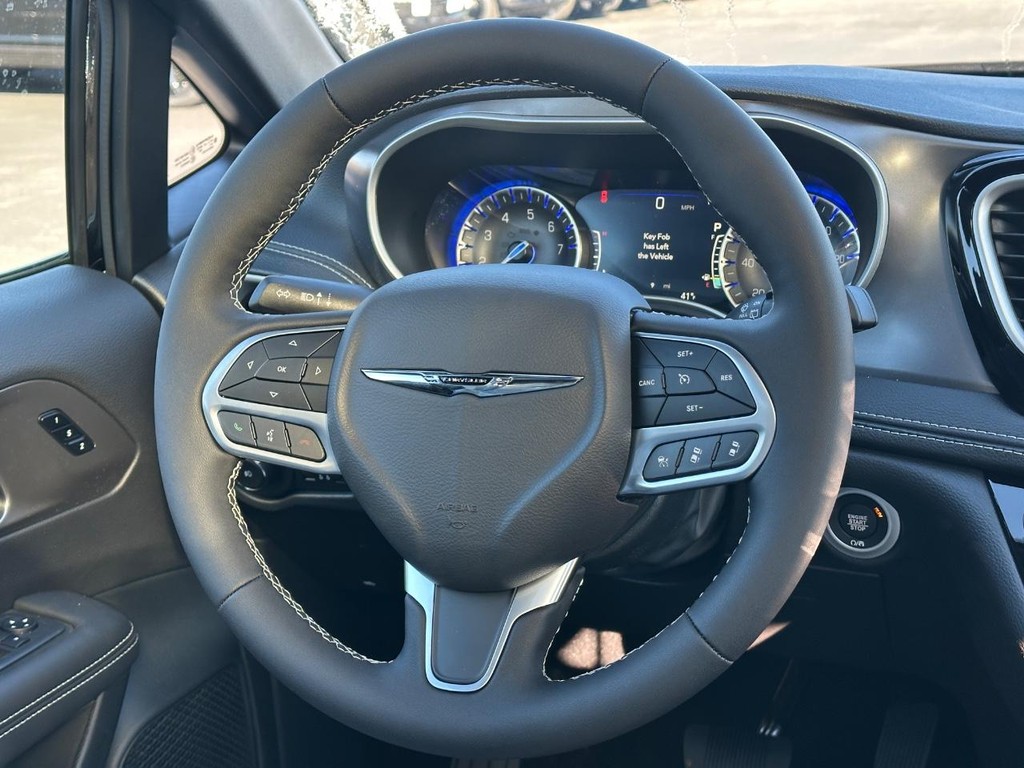 Chrysler Pacifica Vehicle Full-screen Gallery Image 08