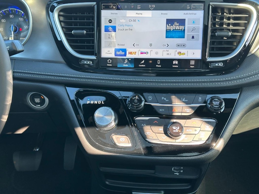 Chrysler Pacifica Vehicle Full-screen Gallery Image 09