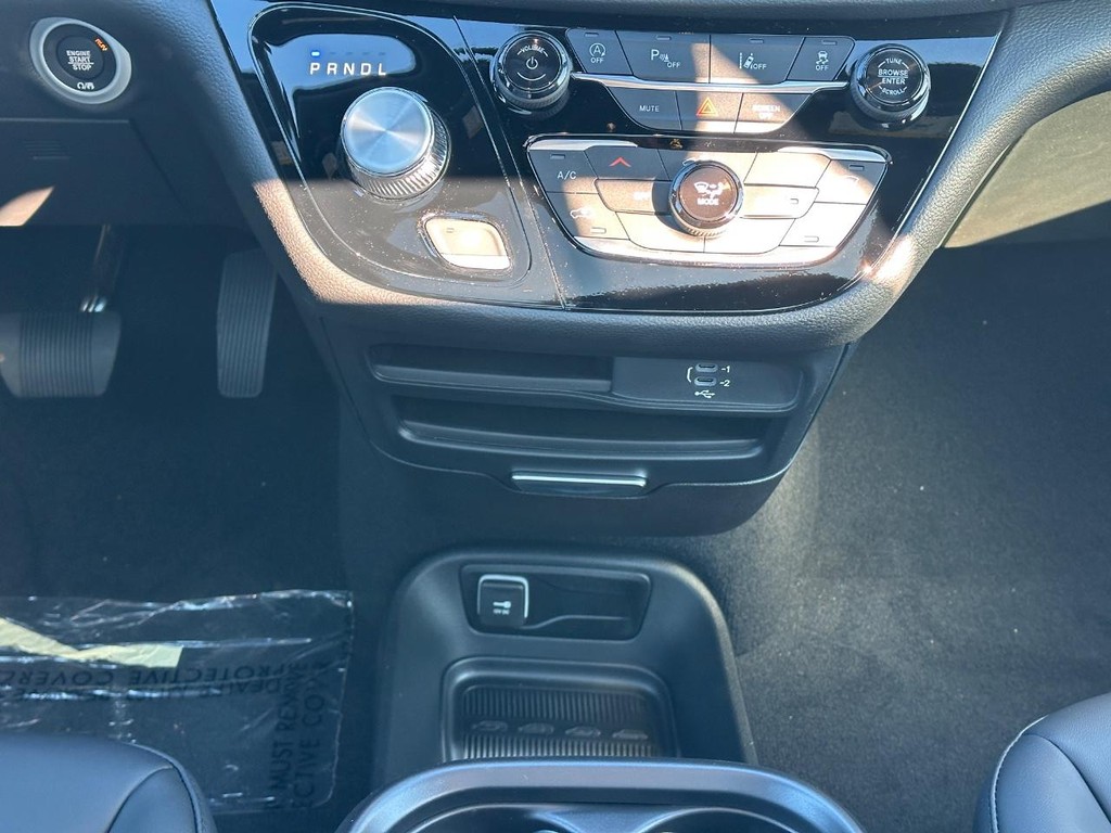 Chrysler Pacifica Vehicle Full-screen Gallery Image 10