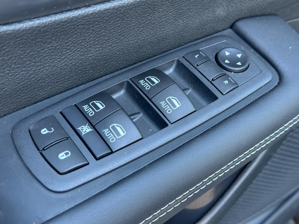 Chrysler Pacifica Vehicle Full-screen Gallery Image 11