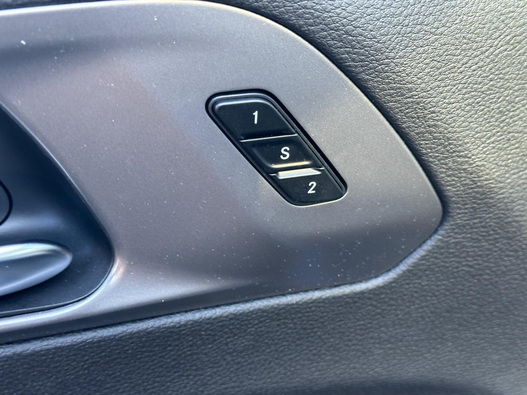 Chrysler Pacifica Vehicle Full-screen Gallery Image 12