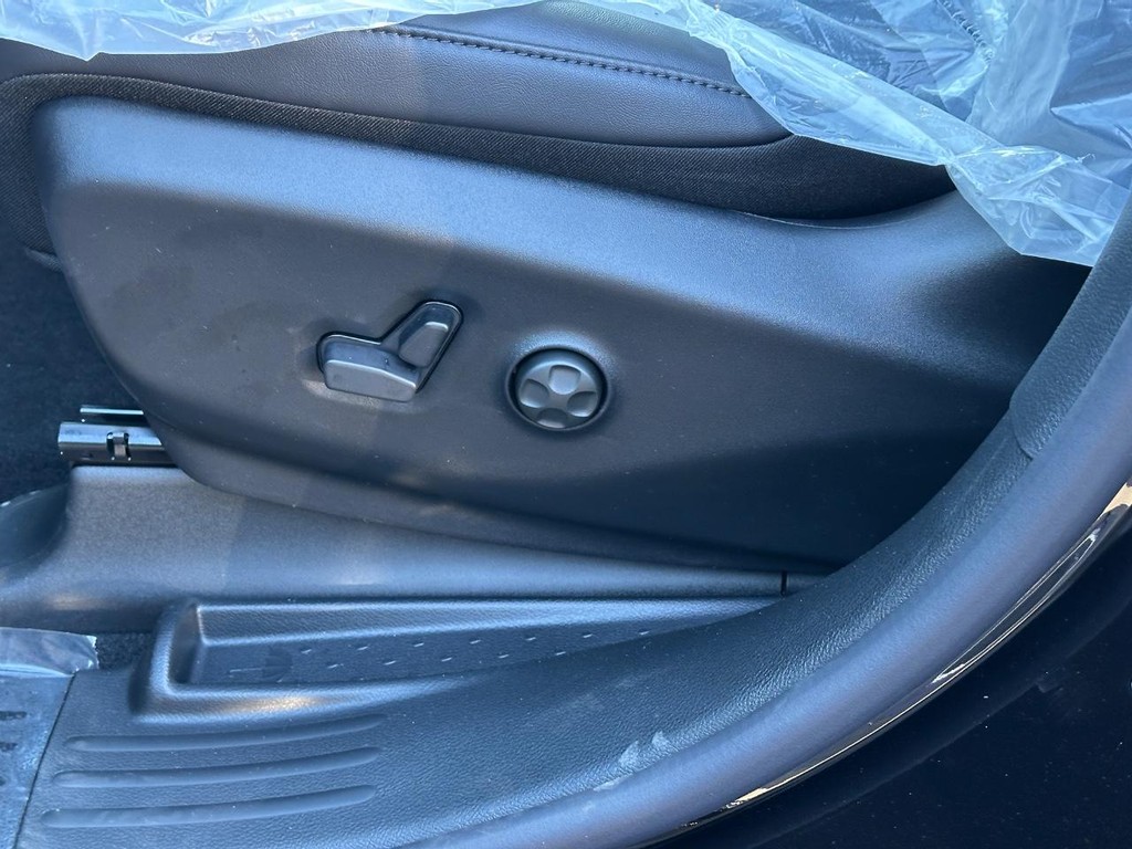 Chrysler Pacifica Vehicle Full-screen Gallery Image 13