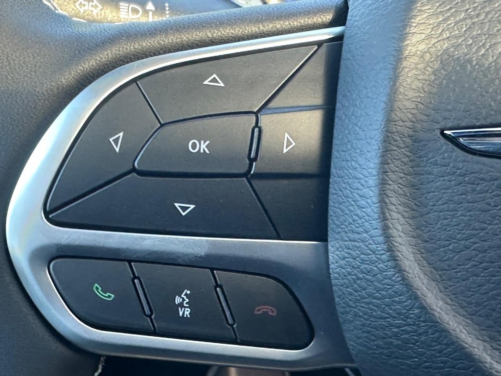 Chrysler Pacifica Vehicle Full-screen Gallery Image 14