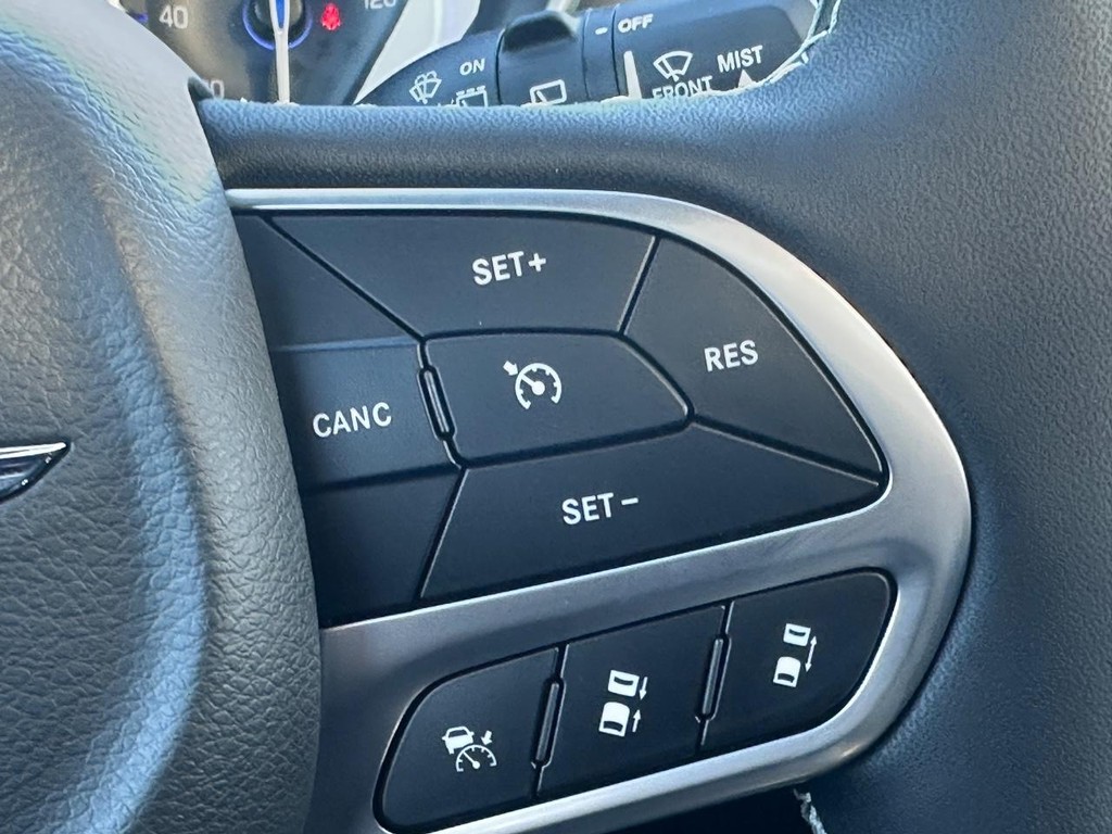 Chrysler Pacifica Vehicle Full-screen Gallery Image 15