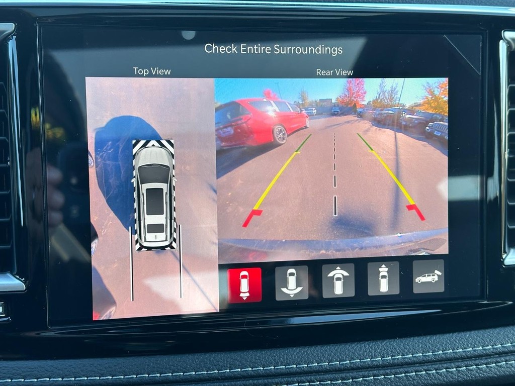 Chrysler Pacifica Vehicle Full-screen Gallery Image 16