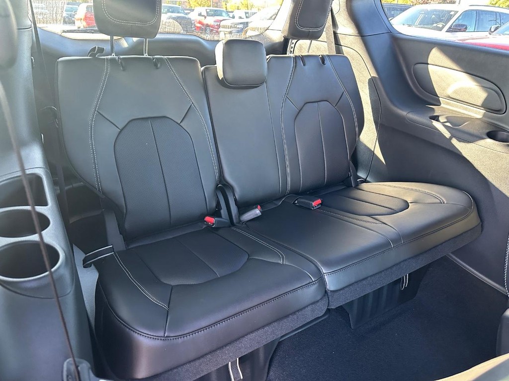 Chrysler Pacifica Vehicle Full-screen Gallery Image 04