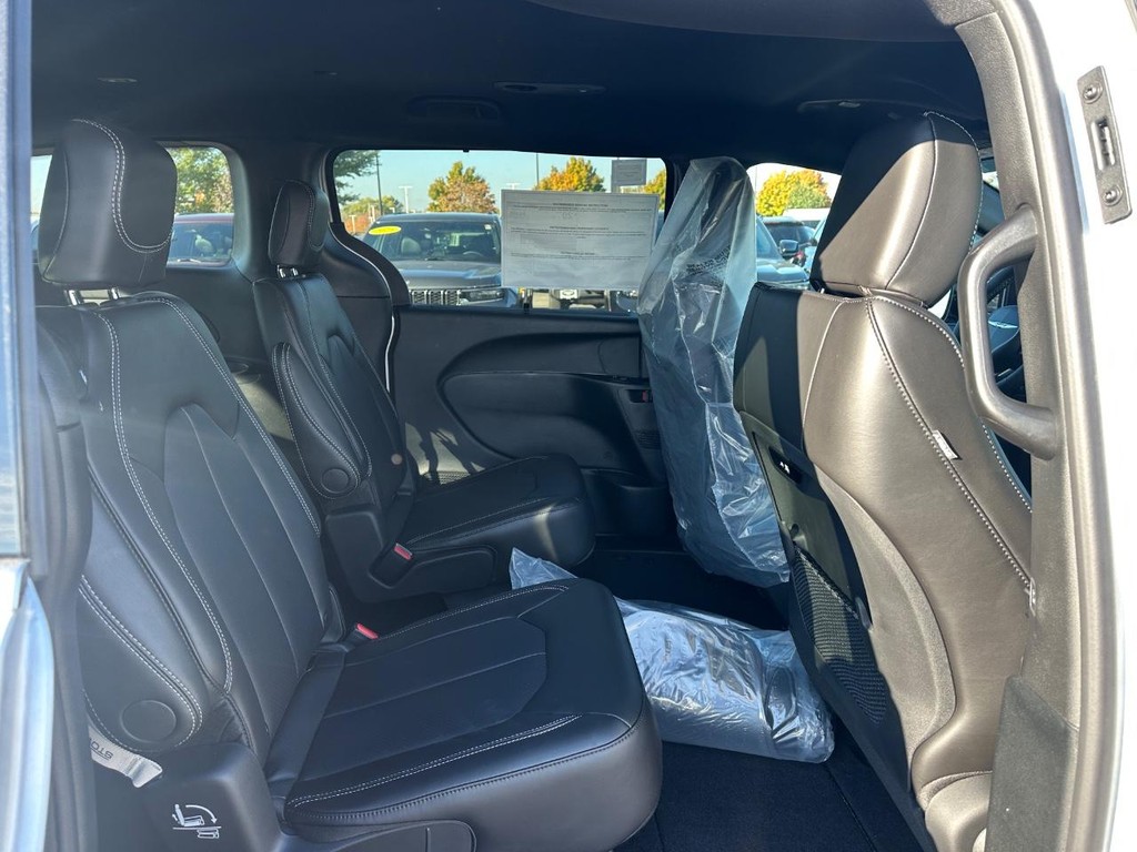 Chrysler Pacifica Vehicle Full-screen Gallery Image 05