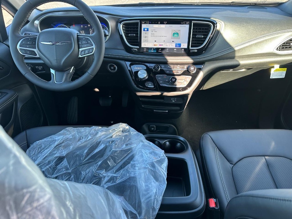 Chrysler Pacifica Vehicle Full-screen Gallery Image 06