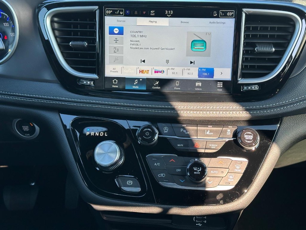 Chrysler Pacifica Vehicle Full-screen Gallery Image 08