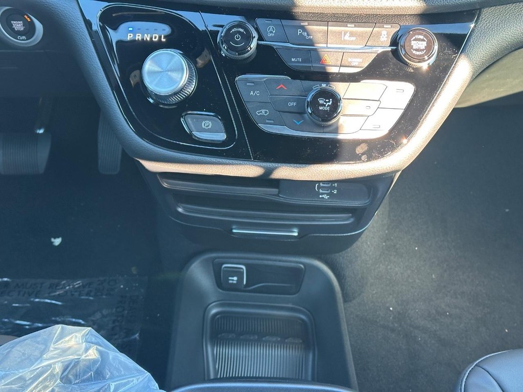 Chrysler Pacifica Vehicle Full-screen Gallery Image 09