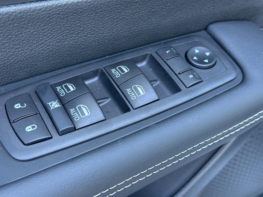 Chrysler Pacifica Vehicle Full-screen Gallery Image 10