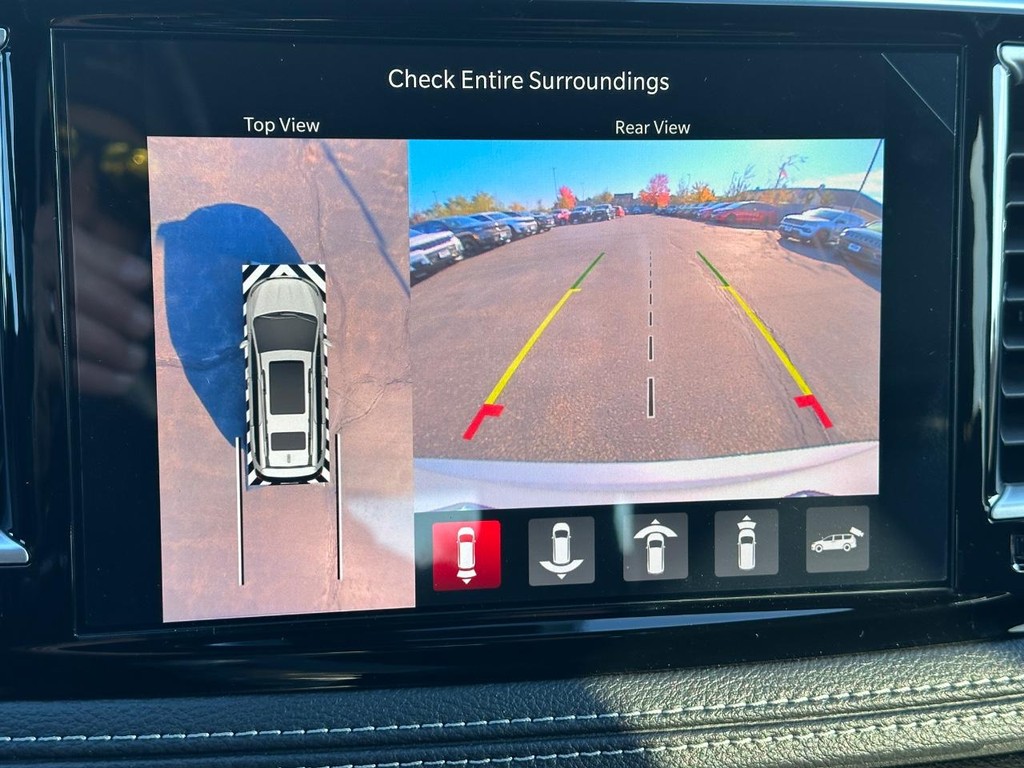 Chrysler Pacifica Vehicle Full-screen Gallery Image 15