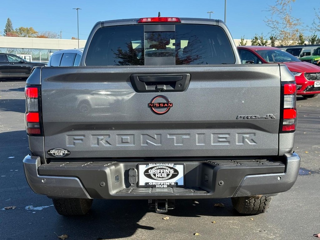 Nissan Frontier Vehicle Full-screen Gallery Image 05