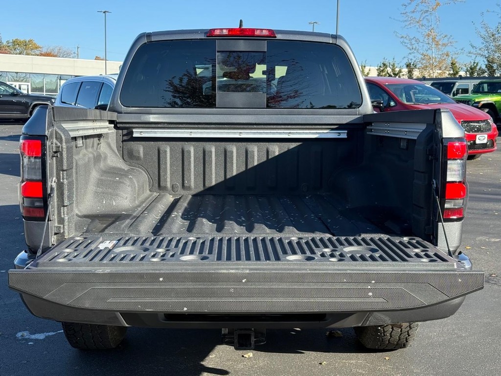 Nissan Frontier Vehicle Full-screen Gallery Image 07