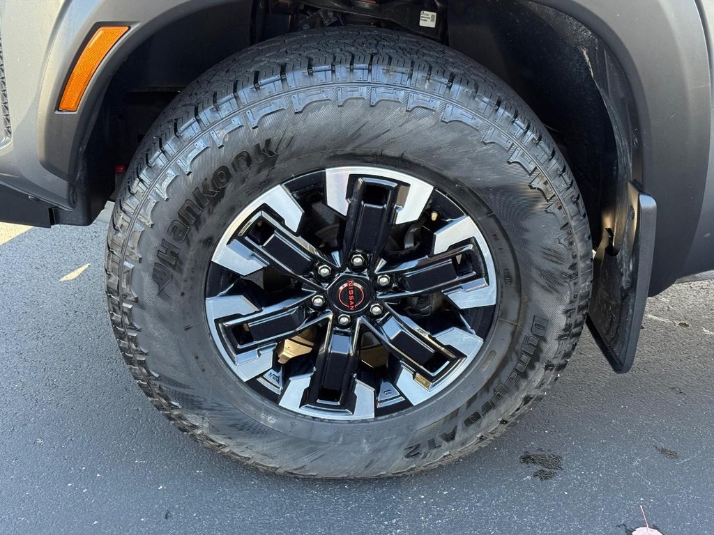 Nissan Frontier Vehicle Full-screen Gallery Image 08