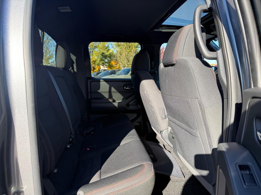 Nissan Frontier Vehicle Full-screen Gallery Image 11