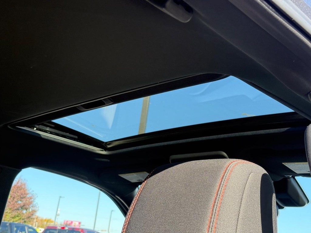 Nissan Frontier Vehicle Full-screen Gallery Image 12