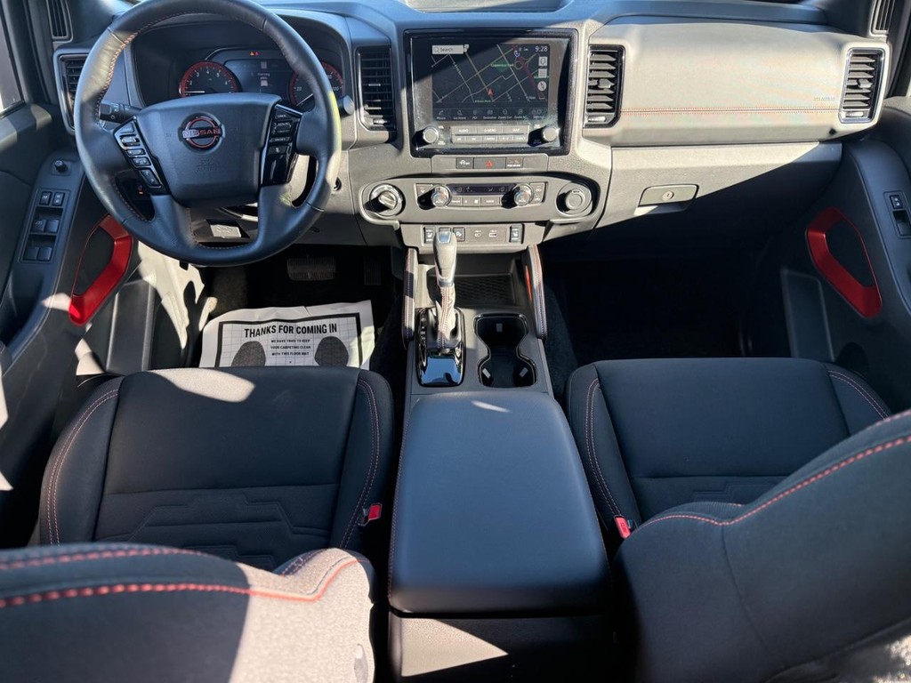 Nissan Frontier Vehicle Full-screen Gallery Image 13