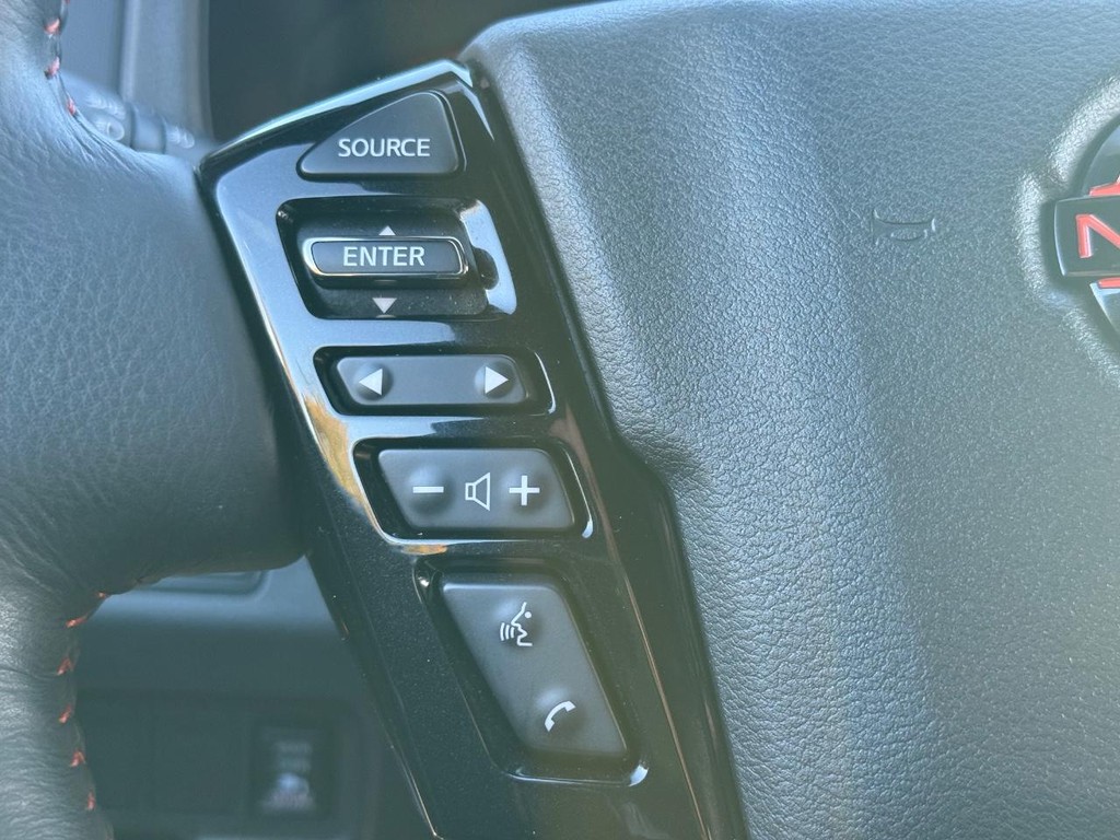 Nissan Frontier Vehicle Full-screen Gallery Image 15