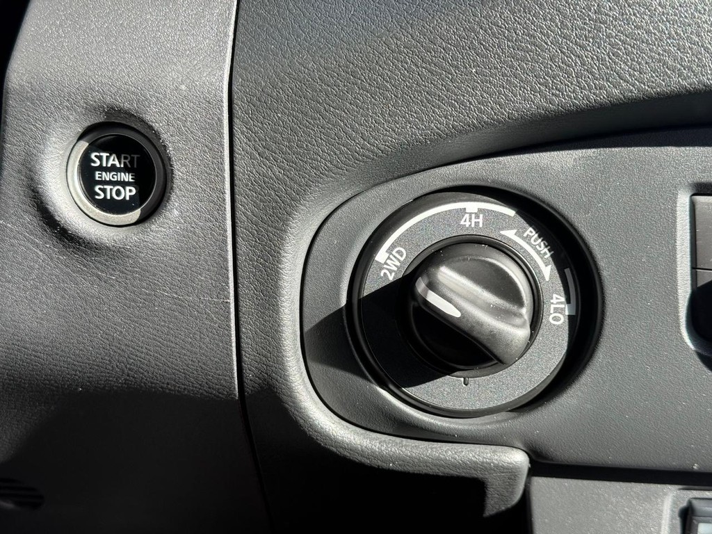 Nissan Frontier Vehicle Full-screen Gallery Image 17