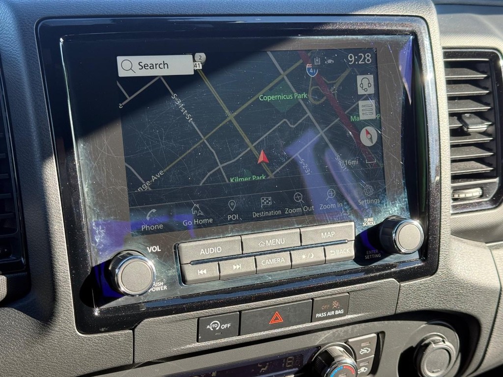 Nissan Frontier Vehicle Full-screen Gallery Image 18