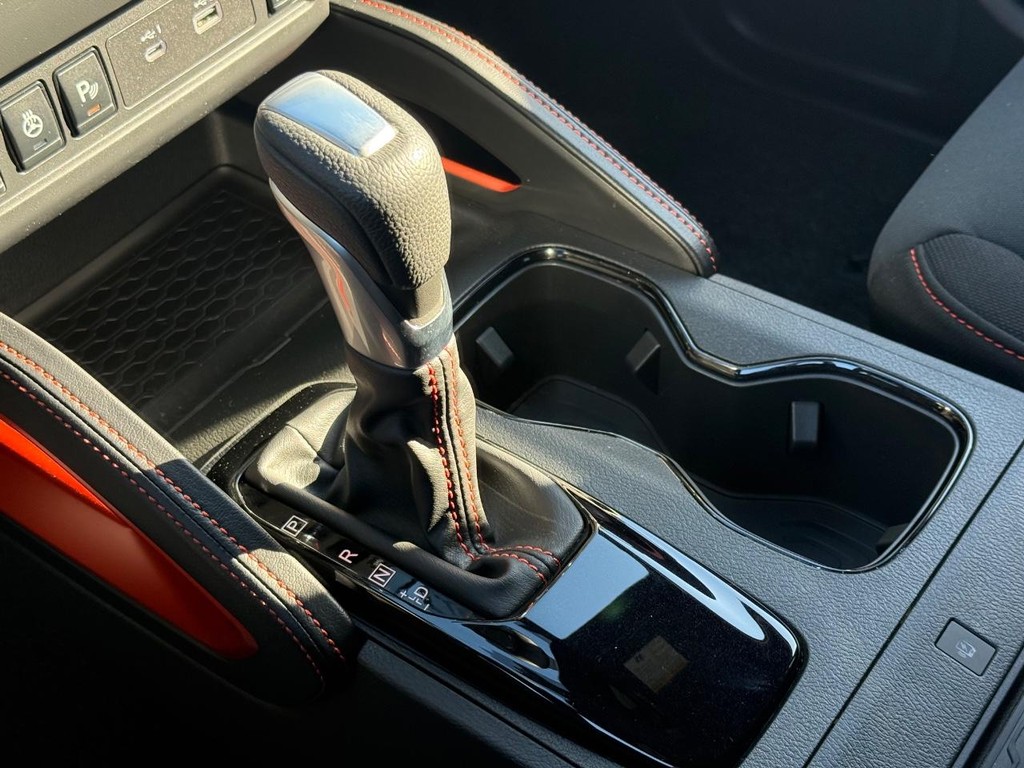 Nissan Frontier Vehicle Full-screen Gallery Image 21