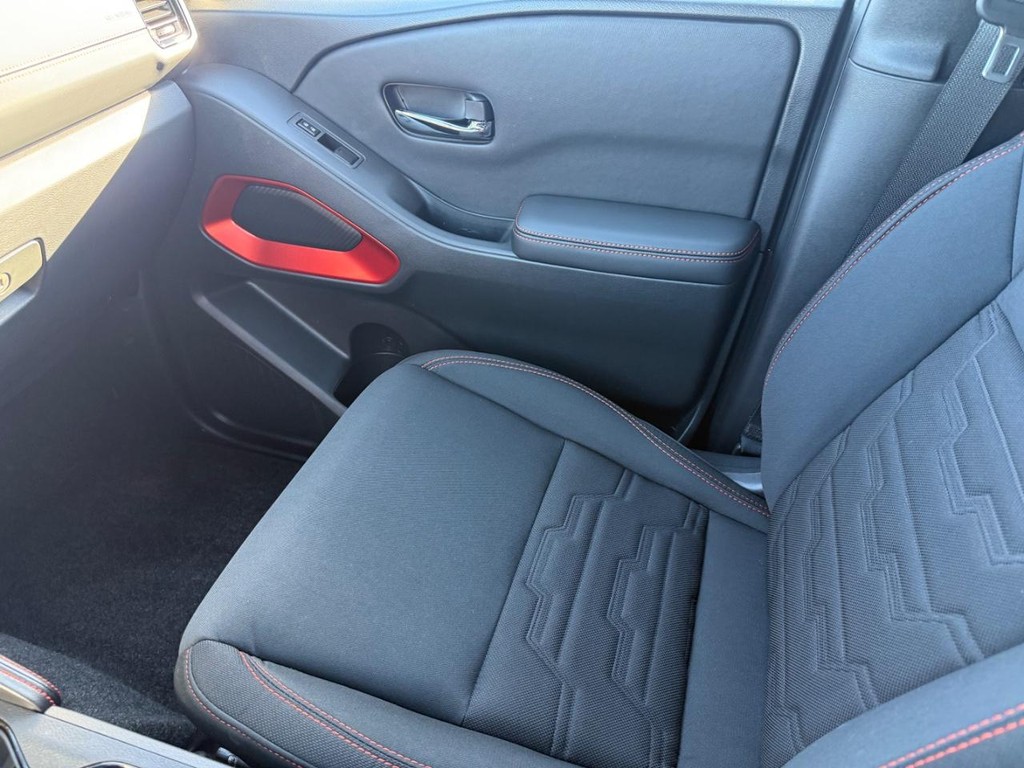 Nissan Frontier Vehicle Full-screen Gallery Image 22