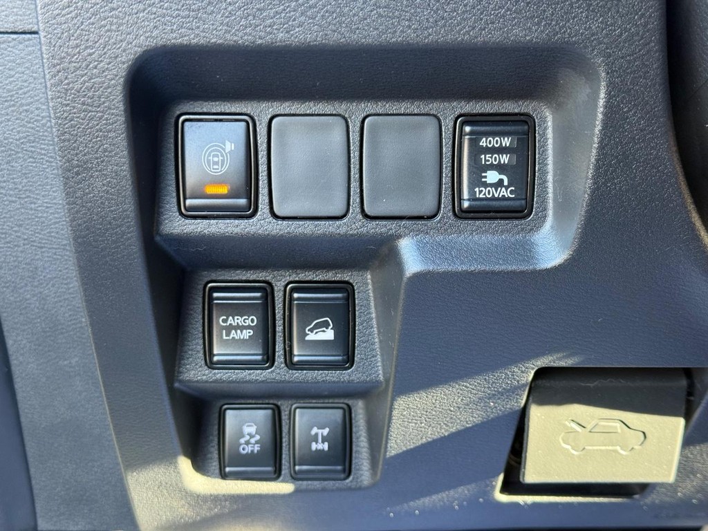 Nissan Frontier Vehicle Full-screen Gallery Image 24