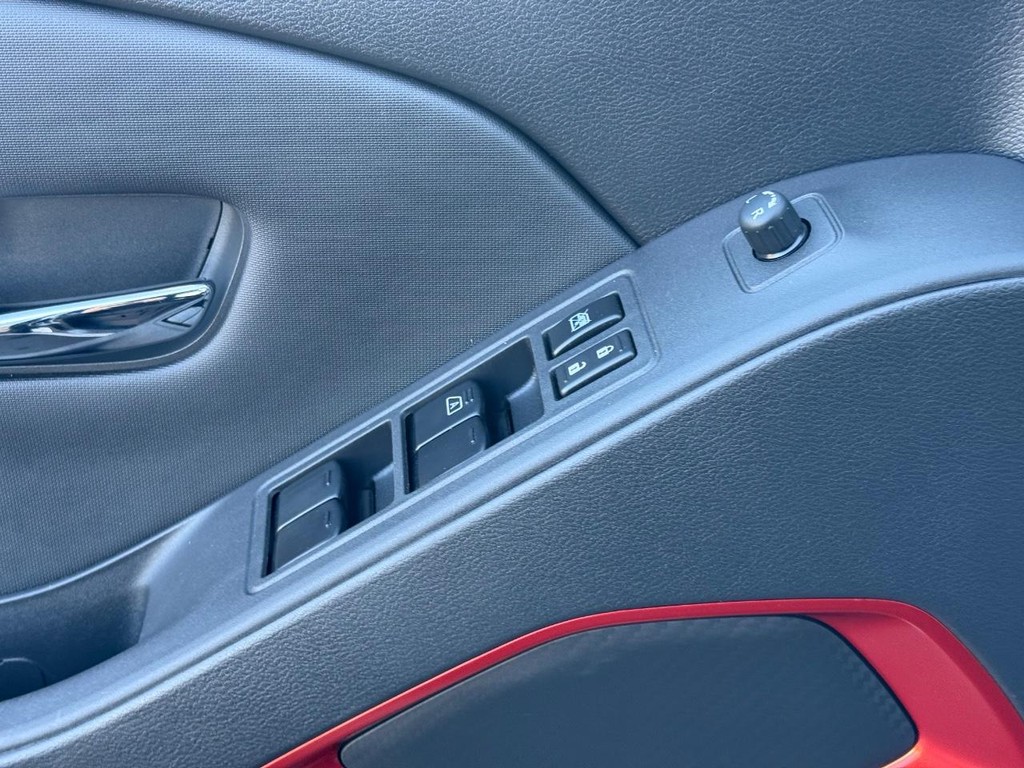 Nissan Frontier Vehicle Full-screen Gallery Image 25